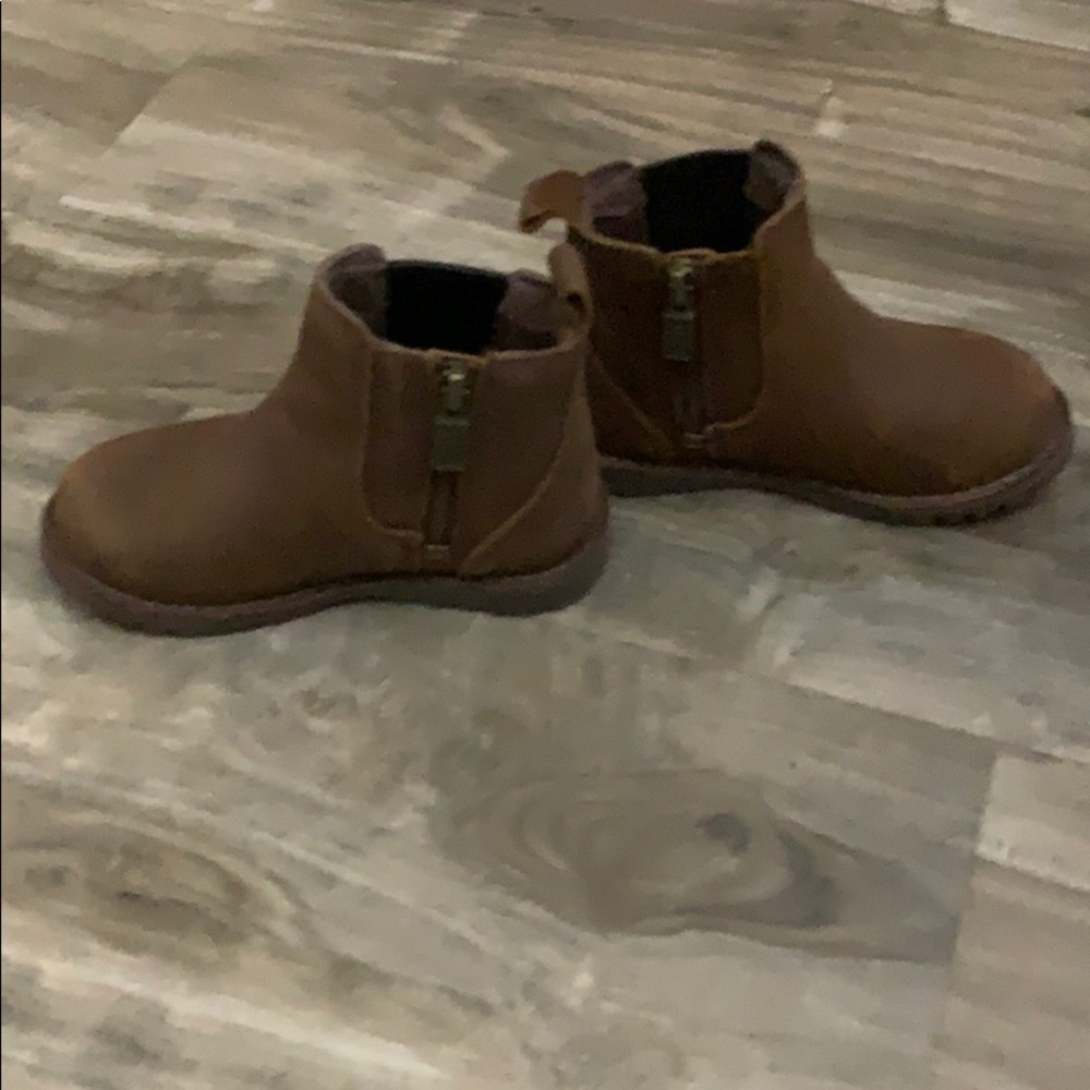 UGGS - Picture 4 of 5